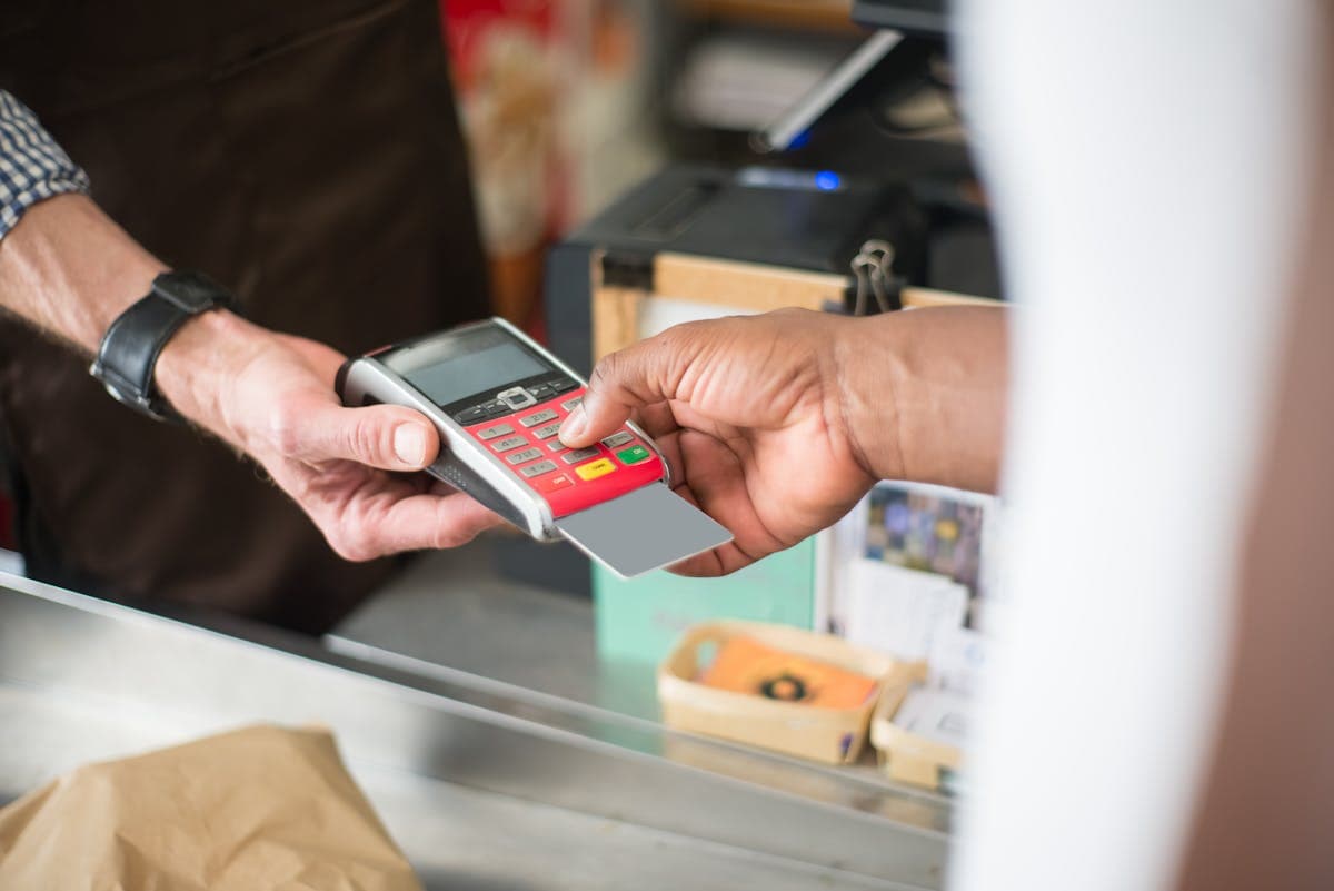 Cajero escaneando código de barras en punto de venta retail con scanner Zebra — equipamiento completo SEACOM