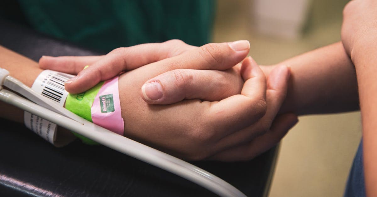 Identificación de paciente con pulsera de código de barras en clínica — tecnología Zebra Healthcare distribuida por SEACOM