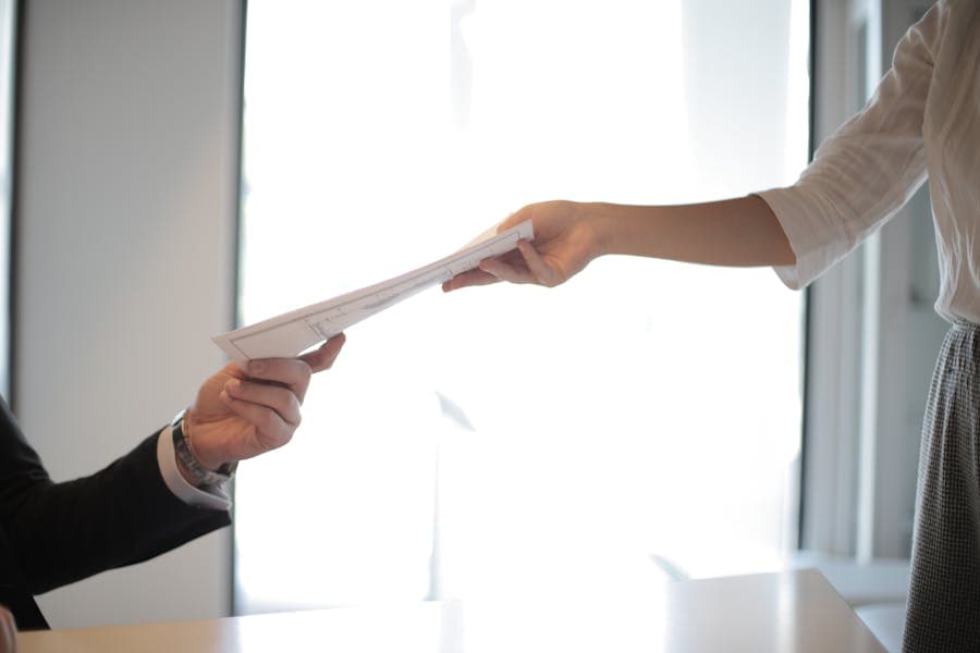 Profesional revisando terminos y condiciones de compra de equipos POS y tecnologia — SEACOM Chile