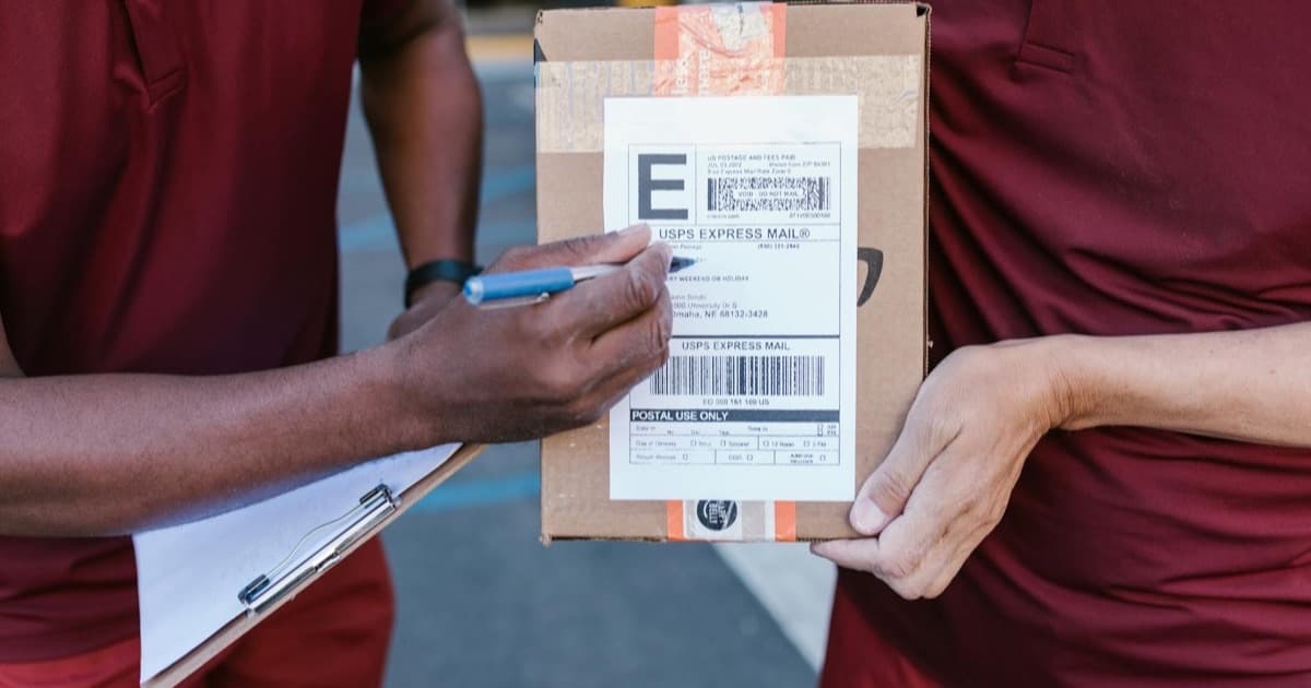 Etiqueta logística con código de barras GS1-128 en caja de producto para distribución