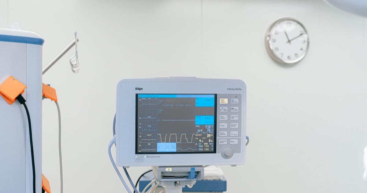 Equipamiento tecnológico hospitalario moderno con monitores y dispositivos médicos