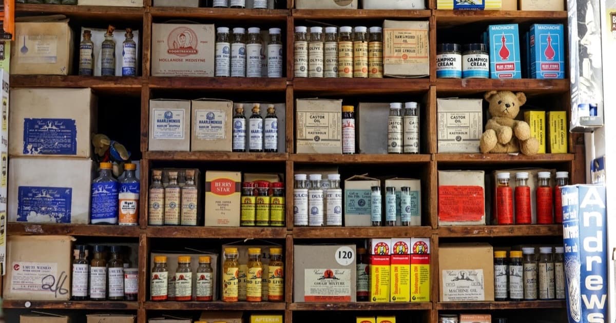 Etiquetas farmacéuticas con trazabilidad ISP en frascos de medicamentos Chile