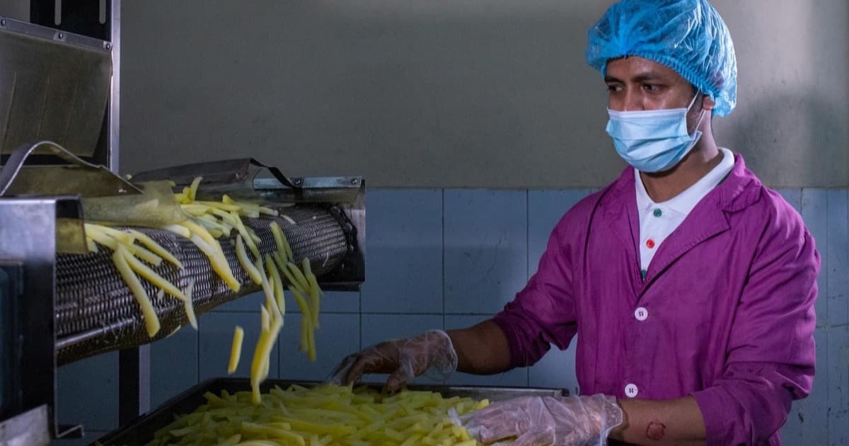 Inspección HACCP de seguridad alimentaria con escáner verificando trazabilidad de productos
