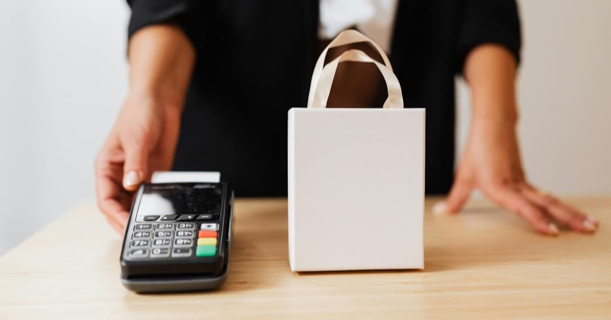 Sistema POS integrado con plataforma e-commerce para venta presencial y online unificada