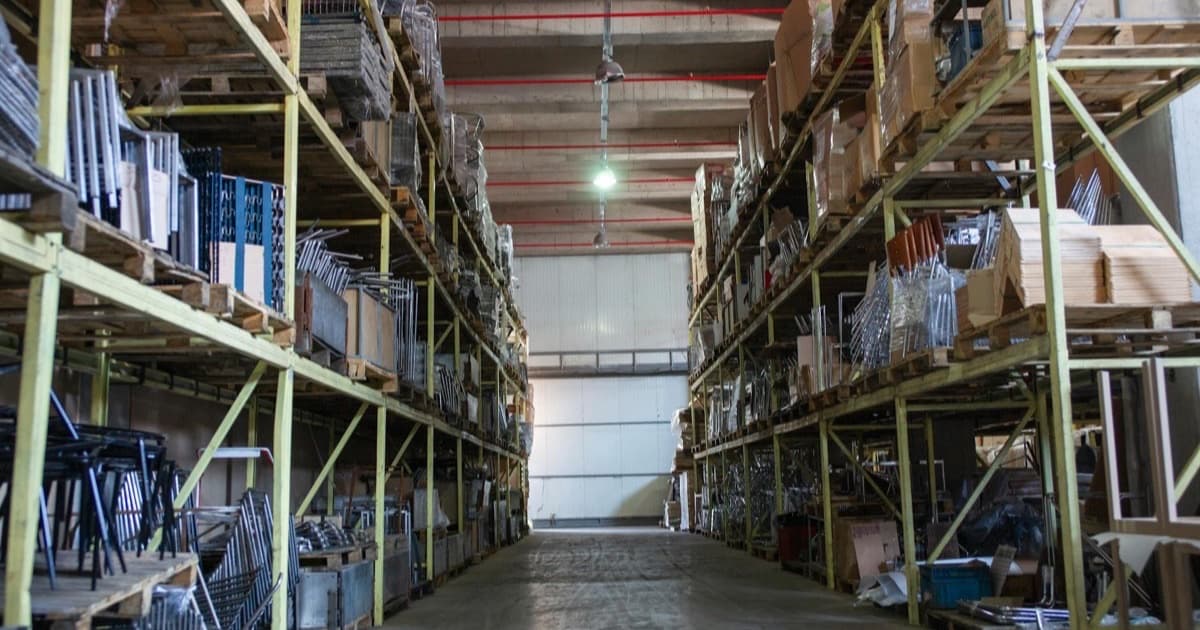 Visión futurista de bodega automatizada con tendencias logísticas para el mercado chileno