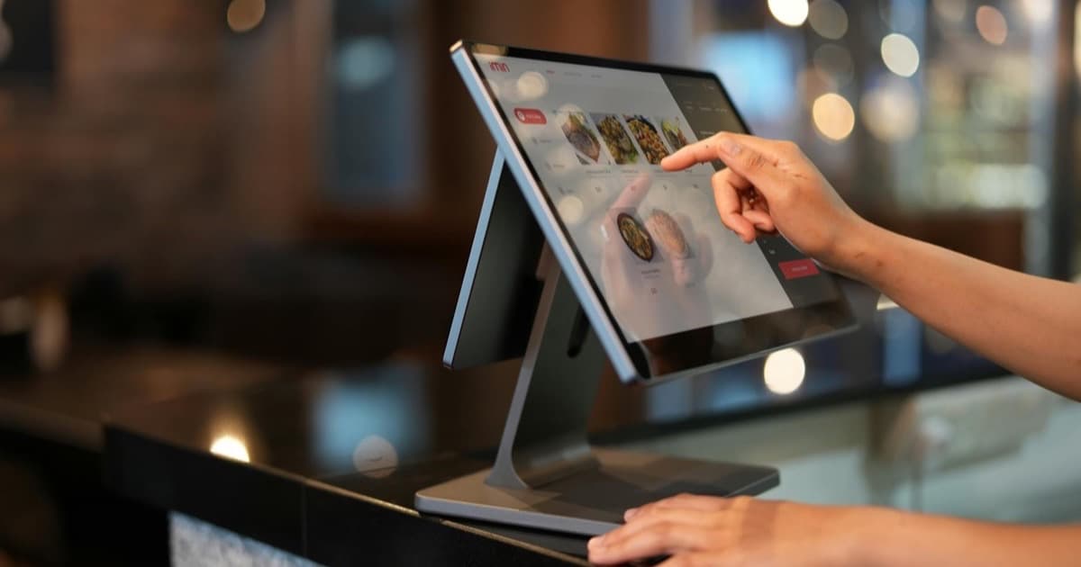 Kiosco de autoservicio en retail moderno para reducir filas y mejorar experiencia de compra